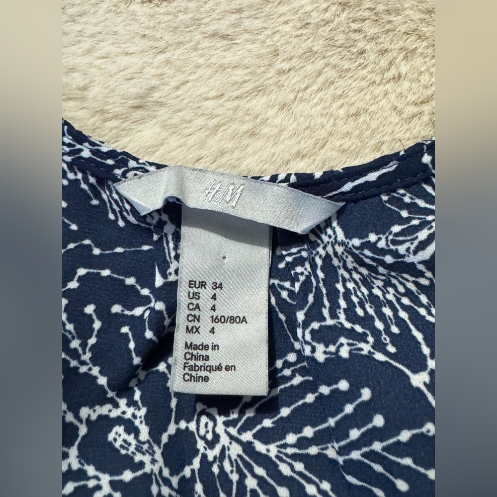 H&M Flutter Sleeve Blouse. Size 4 - image 4